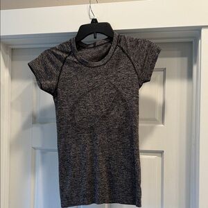 CRZ YOGA Women's Heathered Black Short Sleeve Tee